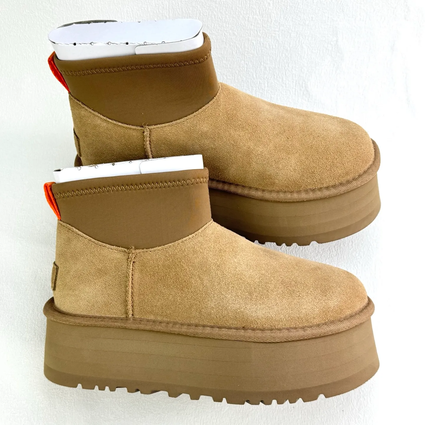 Self-pickup 💰480 Dilireba's same style short boots 2024 latest short elastic boots UGG Dipp boots Mini elastic all-in-one snow boots Short, low, elastic, thick sole 5CM style Upper design Made of high-quality suede, easy to care for, comfortable and fashionable at the same time. The inner material of the shoe is made of wool. It is warm and heat-locking to keep you warm in the winter. Sole design is lightweight and cushioning, making it comfortable to go out on the street. EVA outer disc makes walking easier FD official item number: 1168170 Size: 35 36 37 38 39 40